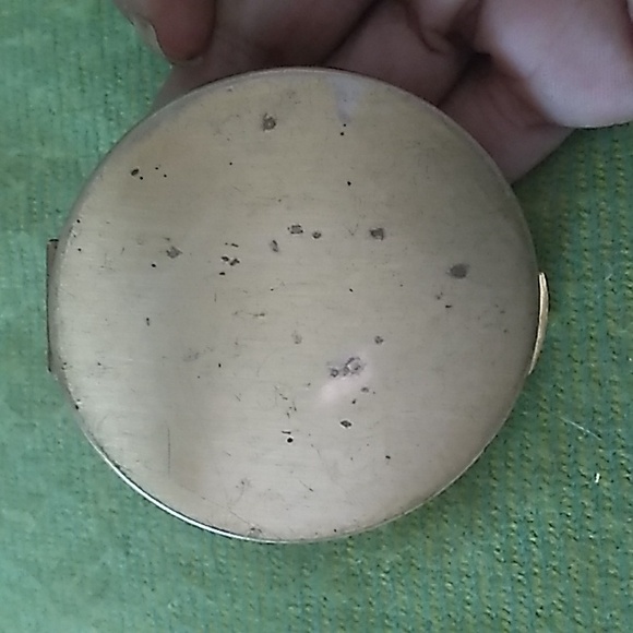 Vintage Round Marhill Fifth Ave Compact Mother of Pearl with Hand Engraved Trim - Picture 7 of 10